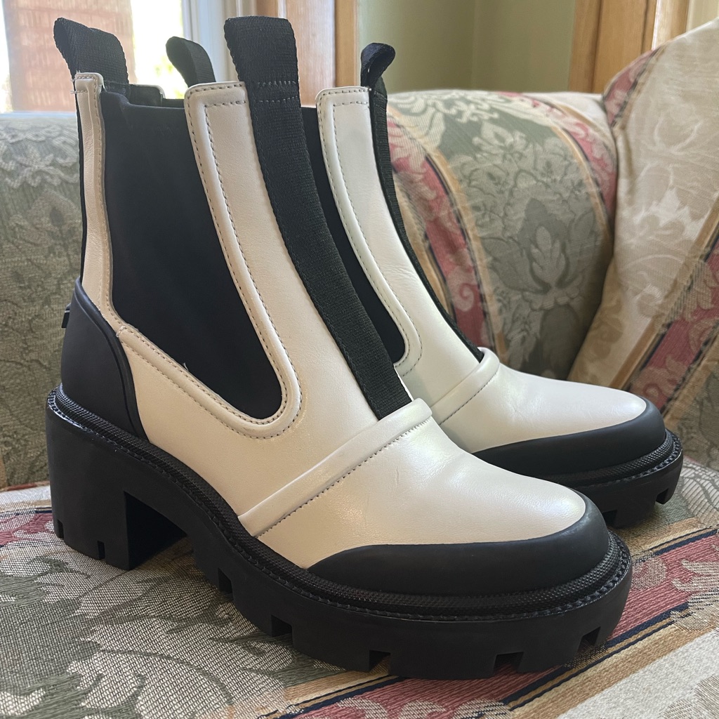 Tory Burch Women's Chelsea Lug Sole Ankle Boots. Size 6 Women N1-13